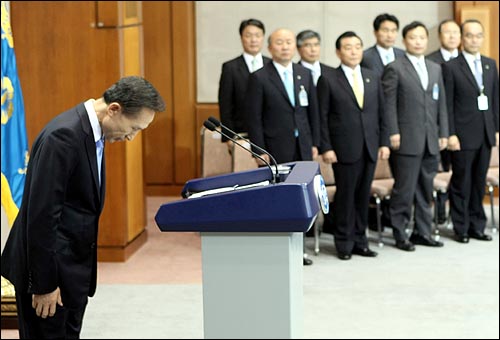 이명박 대통령이 2008년 6월 19일 오후 청와대  춘추관에서 '쇠고기 파동'과 관련한 특별기자회견을 하고 있다. 