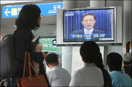 2008년 6월 19일 시민들이 오후 서울역 대합실에서 이명박 대통령의 미국산 쇠고기 수입문제에 관련한 특별 기자회견을 TV로 통해 시청하고 있다.