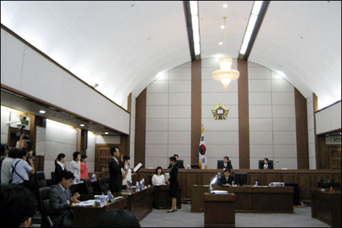 6월 17일 서울중앙지법 417호 대법정에서 열린 국민참여재판 모습. 6명의 배심원들이 선서를 하고 있다