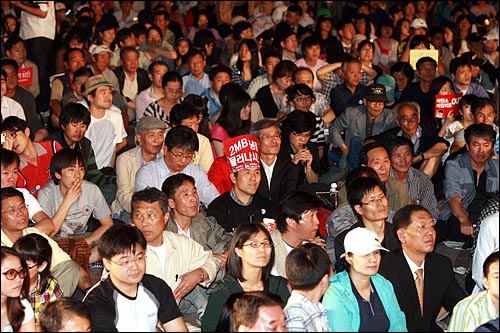 2008년 6월 19일 밤 서울시청앞 광장에서 광우병국민대책회의 주최로 열린 '광우병쇠고기 촛불운동. 어떻게 승리할 것인가' 국민대토론을 시민들이 관심있게 듣고 있다.