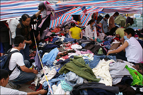 한 이재민 피난촌에 쌓인 옷가지들. 지진으로 죽어간 피해자들의 남겨진 옷은 살아난 사람들에게 재활의 도구가 되고 있다.