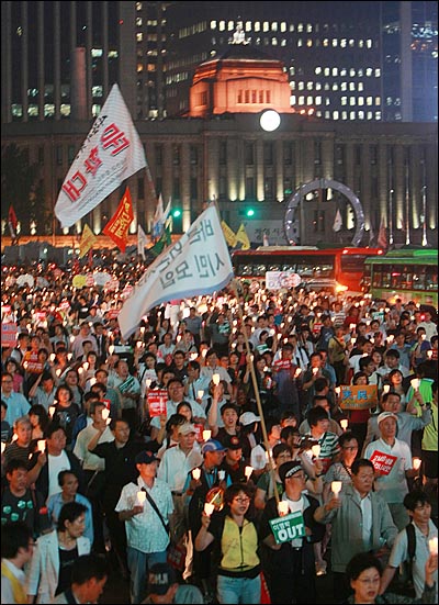 학생과 시민들이 20일 저녁 서울 시청광장 앞에서 열린 '48시간 비상국민행동' 44차 촛불문화제를 마친뒤 정부의 미국산 쇠고기 수입 정책 철회와 전면 재협상을 요구하며 거리행진을 하고 있다.