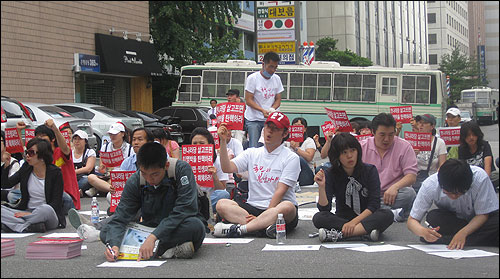 21일 오후 3시 서울 여의도 한나라당사 앞에서 '이명박 탄핵을 위한 범국민운동본부'의 '한나라당 규탄 집회'가 열리고 있다.