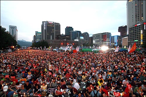 21일 저녁 서울시청앞 광장과 태평로 거리에서 수만명의 시민들이 참석한 가운데 미국산 쇠고기 재협상 촉구 48시간 릴레이 농성 둘째날을 맞아 45차 촛불집중문화제가 열리고 있다.