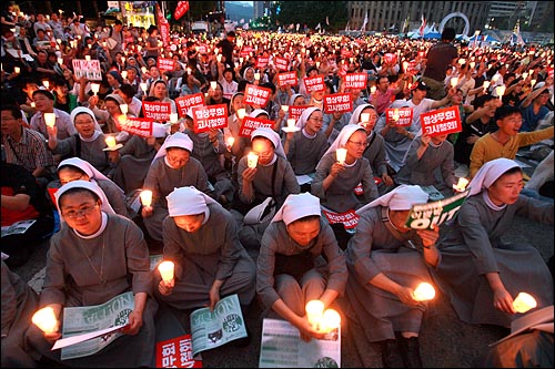 21일 저녁 서울시청앞 광장과 태평로 거리에서 열린 미국산 쇠고기 재협상 촉구 48시간 릴레이 농성 둘째날 45차 촛불집중문화제에서 수녀들이 촛불을 들고 참여하고 있다.