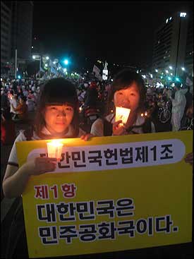 촛불소녀 김은지, 김정아(16)양이 기자의 카메라 앞에서 광화문 사거리를 배경으로 포즈를 취하고 있다