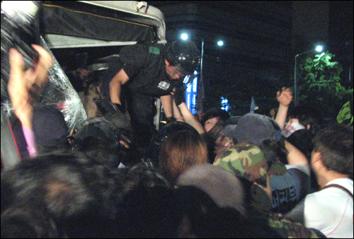 시민들에 의해 끌려 나온 경찰버스에 안에있던 전경들이 시민들의 보호아래 빠져나오고 있다.