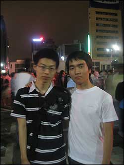 촛불소년 고3 최수빈, 김정우(18)군이 끌어낸 버스 앞에서 사진을 찍고 있다.