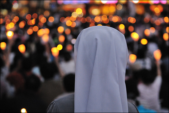 한 수녀님의 코이프(두건) 너머로 촛불들이 빛난다. 성직자들의 꾸준한 참여는 촛불문화제의 특징 중 하나로, 이날은 특히 수녀님들이 많이 참가하신 듯했다.