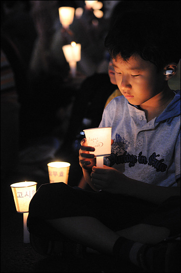 가족단위 참가자들의 비중 역시 꾸준하다. 한 소년이 촛불을 밝혀들고 있다.