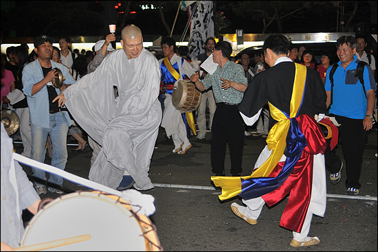 풍물패와 함께 춤판을 벌인 하유스님. 법고연주로 명성이 높은 하유스님은 불교계에서 이름난 춤꾼이기도 하다.