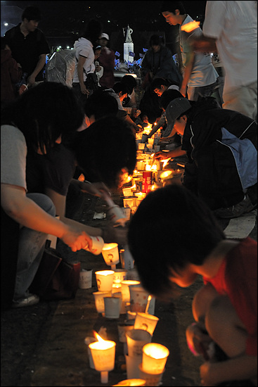 참가자들이 광화문 대로 중앙선을 따라 세워놓은 촛불 행렬이 충무공 동상을 향해 끝없이 이어져있다.