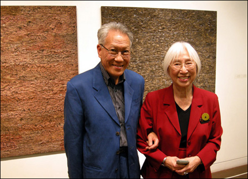작가 이융세와 그의 어머니 박인경 여사. 그녀는 화가이면서 대전 이응로미술관 명예관장이기도 하다. 뒷면 왼쪽 '벽돌(Briques)' 한지에 먹, 구아슈, 아크릴 130×130cm 2001