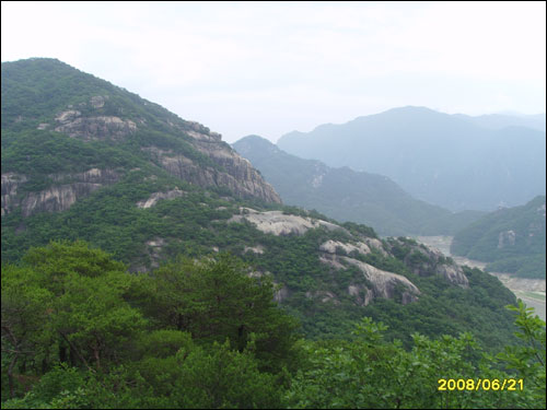 기암으로 펼쳐진 전경 저 산 위에 등산객이 있었다. 그들이 보이는가? 