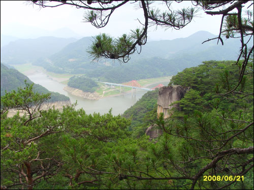 멀리 옥순대교와 충주호가 보인다.