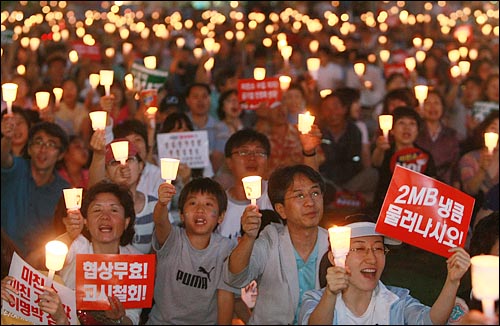 학생과 시민들이 지난달 22일 저녁 서울 시청광장 앞에서 열린 '48시간 비상국민행동' 사흘째인 46차 촛불문화제에 참석하여 정부의 미국산 쇠고기 수입 정책 철회와 전면 재협상을 요구하며 구호를 외치고 있다.