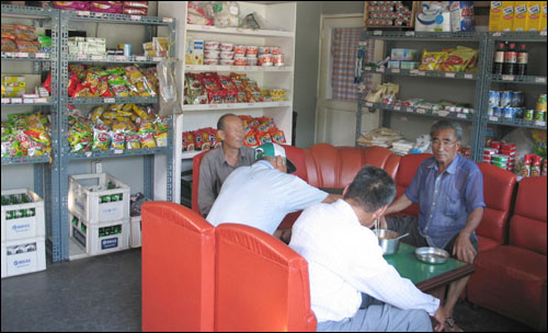 전남 장성에 있는 무인 양심가게. 마을사람들이 가게 안에서 소주 잔을 기울이며 이야기를 나누고 있다.