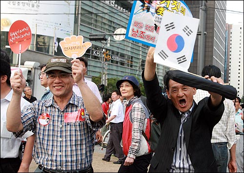  6월 21일 오후 서울 청계광장에서 'STOP 거짓촛불 - 시국안정 및 경제안정 촉구 애국시민문화제'가 뉴라이트전국연합, 재향군인회, 자유총연맹 등이 소속된 거짓촛불반대 애국시민대연합 주최로 열렸다. 