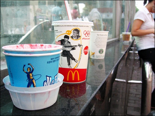 지난 20일 오후, 서울 종로구 혜화동 혜화역 1번 출구 근처에 1회용 컵들이 버려져 있다. 유명 패스트푸드 점에서 파는 아이스크림, 커피전문점에서 파는 커피 용기 등이 가득하다.