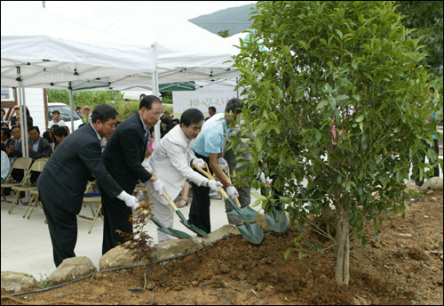  입주 기념식수.