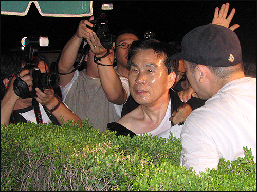 박찬성 반핵반김국민협의회 대표가 23일 밤 10시 KBS 본관 앞을 떠나려고 하자, 시민들은 각목 폭행 책임을 물어야 한다며 그를 붙잡아 경찰에 넘겼다. 