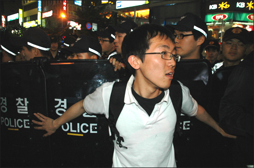 지난 5월 31일 저녁 부산 서면에서 열린 촛불집회에서 시민들과 경찰이 대치하자 가운데서 이를 제지했던 박정훈씨의 모습. 