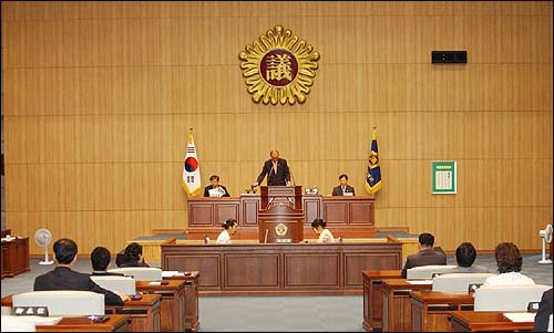 5대 광주광역시의회 의원 19명 중 7명이 법적 시비에 휘말려 이중 3명은 벌써 의원직을 상실했다. 한 명의 의원은 구속영장이 청구됐고, 한 명은 경찰조사를 받고 있으며, 두 명의 의원은 성폭행 의혹을 받고 있다.