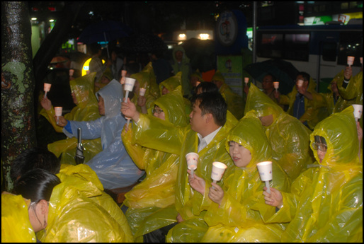 6월 24일 비오는 날씨에도 불구하고 제주시청어울림미당에서는 시민 50여명이 참여한 가운데 촛불문화제가 열렸다.