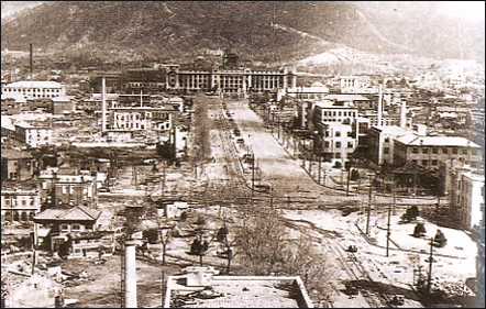 한국전쟁으로 폐허가 된 경복궁 앞 세종로 일대 1950년