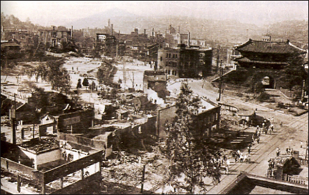 폭격으로 파괴된 서울 숭례문 주변-한국전쟁의 포화속에 용케 살아남은 숭례문(남대문)과 서울역이 보인다.1950년