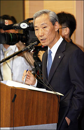 김종훈 통상교섭본부장이 25일 오후 서울 세종로 외교부 청사에서 쇠고기 추가협상 합의문을 공개한 뒤 기자들의 질문에 답변하고 있다.