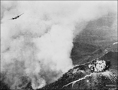 한국전쟁이 한창이던 1951년 5월, 네이팜탄으로 북한 지역을 공습하는 미국 폭격기. 