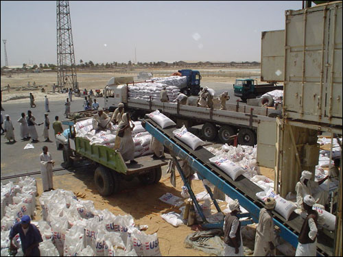 2006년 3월, 미국이 내전 중인 수단 다르푸르(Darfur) 지역에 식량을 지원하는 모습. 그러나 미국의 해외 식량 지원은 언제나 인류애와는 무관한, 지극히 정치적인 판단에 따라 이뤄졌다. 