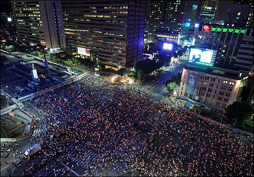  내일 정부가 새로운 미국산 쇠고기 수입위생조건 장관 고시를 관보에 올릴 예정인 가운데 학생과 시민들이 25일 밤 서울 세종로 사거리에서 장관고시 철회와 전면 재협상을 요구하며 시위를 하고 있다.