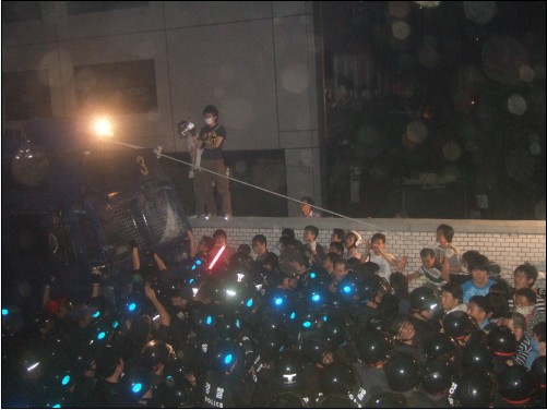물대포 발사 후, '살수차 끌어내기'를 시도하는 시위참가자들