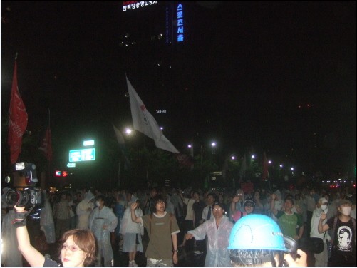 밤샘시위 중인 시위참가자들