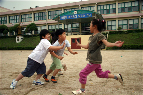 운동장에서 이어 달리기 시합을 하는 아이들. 이처럼 오래된 학교가 '숫자의 논리'에 따라 폐교가 추진되고 있다.