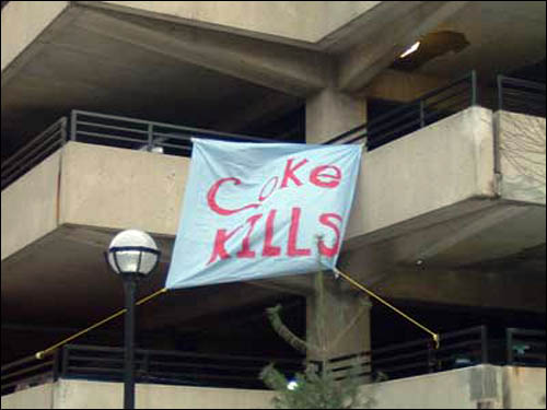미시건대학에 걸린 코카콜라 반대 펼침막(2005년).