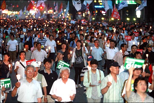  26일 저녁 서울시청앞에서 열린 미국산쇠고기 수입반대 50차 촛불문화제에 참석했던 시민들이 청와대를 향해 행진을 하고 있다.