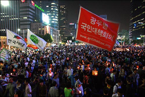 미국산 쇠고기 장관고시 철회와 전면 재협상을 요구하는 시민, 학생들이 26일 밤 서울 세종로 사거리에서 시위를 벌이고 있다.