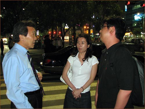 손학규 대표(왼쪽)가 자신을 지지한다는 이지선씨(가운데)와 대화하고 있다.