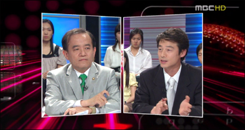 26일 밤 MBC <100분토론>'촛불과 인터넷, 집단 지성인가? 여론 왜곡인가?' 주제로 토론하는 진성호 한나라당 의원(왼쪽)과 송호창 변호사(오른쪽).