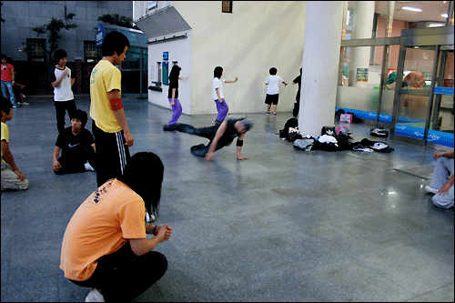 소울 오브 스킬 여수 시민회관 앞에서 연습에 열중인 비보이 ‘소울 오브 스킬(Soul of Skill)