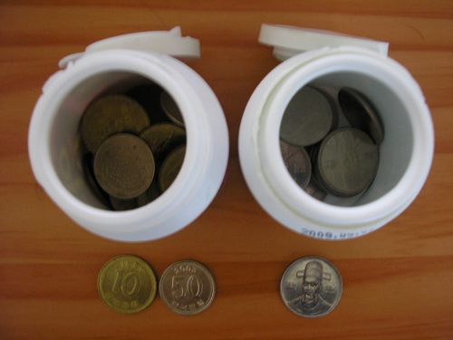 10원, 50원짜리 동전을 모으는 통(왼쪽)과 100원짜리 동전을 모으는 통(오른쪽)이 있어요.