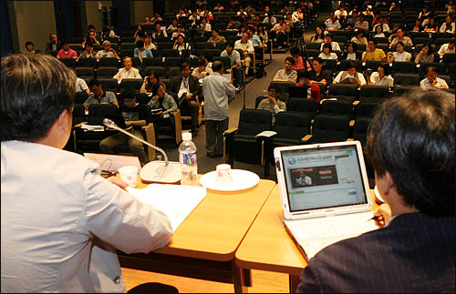 28일 서울 상암동 디지털미디어시티(DMC) 누리꿈스퀘어 국제회의실에서 열린 2008 세계시민기자포럼에서 인터넷생중계를 담당했던 각사 주체들을 초청해 '촛불과 대안적 현장 생중계'를 주제로 토론하고 있다. 