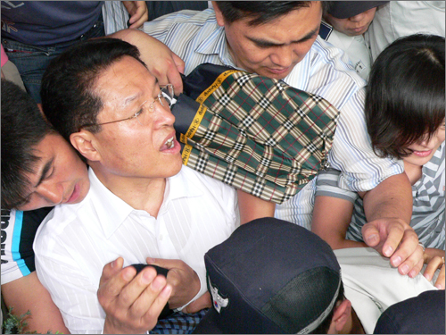 6월 27일 대전 선화동 국립농산물품질관리원 충남지원을 방문한 당시 정운천 농림식품부 장관이 건물 진입을 막는 대전시민들과 몸싸움을 벌이고 있다. 