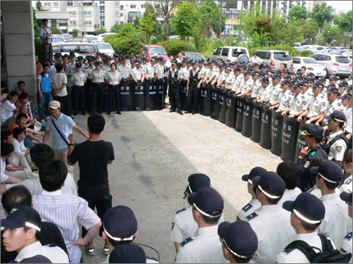 경찰들에 둘러 쌓인 대전시민들. 경찰은 시민들을 고립시킨 뒤 정운천 장관을 빼내려는 작전을 짜기도 했다.
