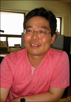 오창은 대안지식연구회 연구위원. 그는 "최장집 전 교수가 한국적 모델에 대한 급진적인 시각을 가지지 않고 교과서적 강박 속에서 '있는 모델'만 생각하고 있다"고 비판했다.