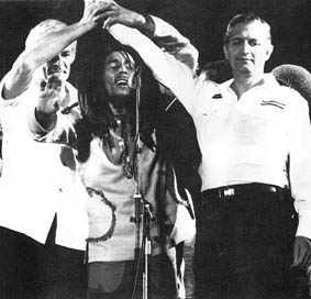 1978년 4월 22일 평화 콘서트에서 두 정당 지도자의 손을 맞잡게 한 밥 말리. 두 정당 지도자의 어색한 표정이 인상적(?)이다.