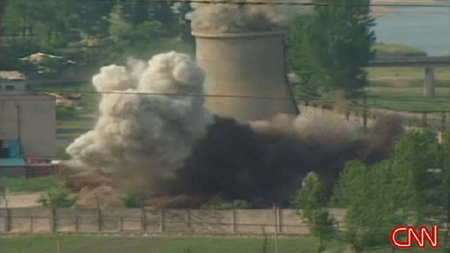 북한은 2008년 6월 27일 오후 5시5분. 높이 20여미터, 600톤에 달하는 영변 원자로 냉각탑을 폭파했다. 폭파비용은 미국이 부담했으며, 한국과 일본은 참관하지 못했다. CNN 방송 화면.